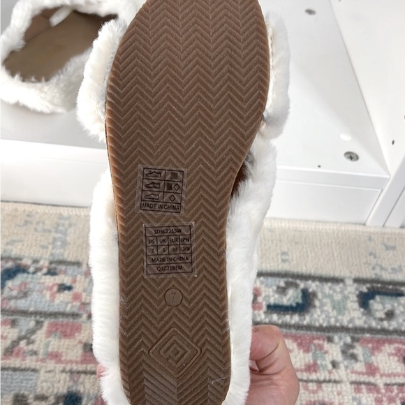 🆕 NWT - Dream Pairs Faux Rabbit Fur Slides Size 7 - Picture 4 of 5